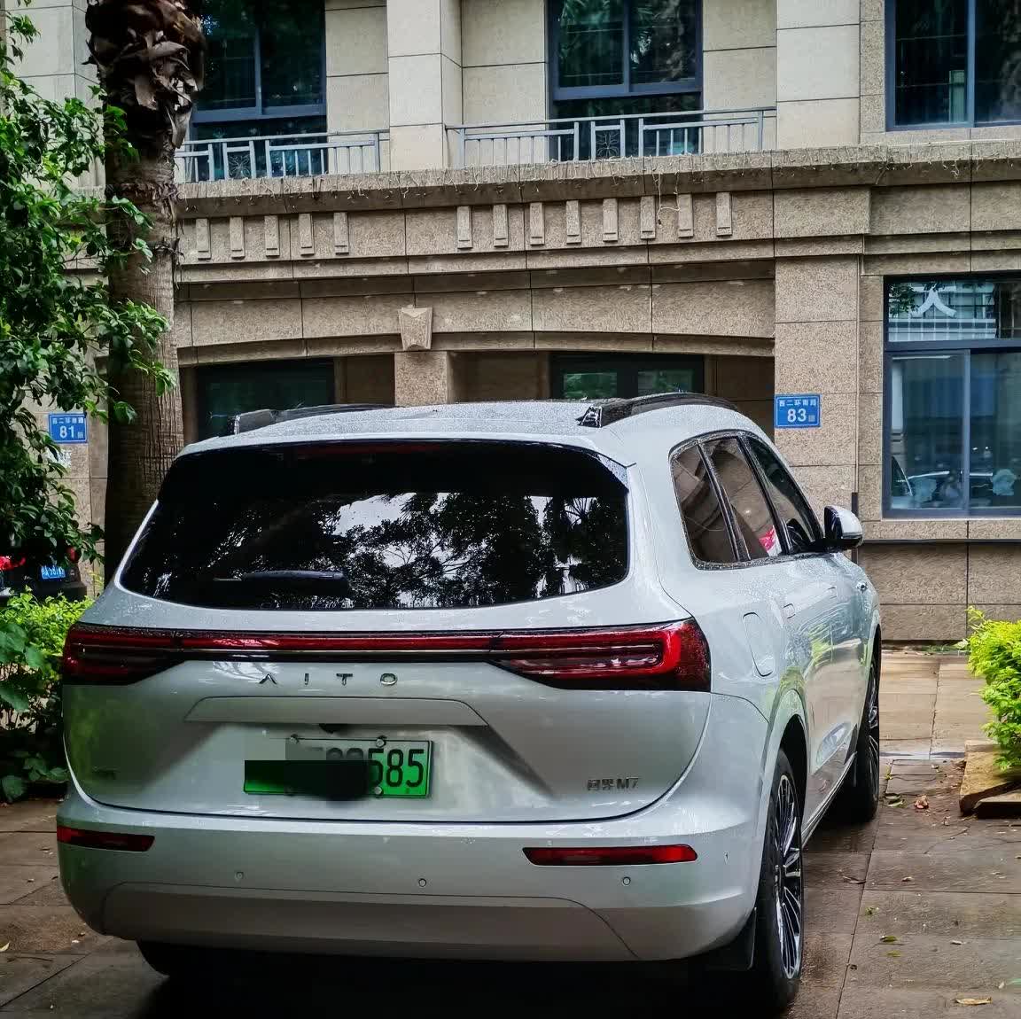 路遇多辆问界、智界电车
最近小区周边看到的问界车越来越多了，M9最多。前天居然