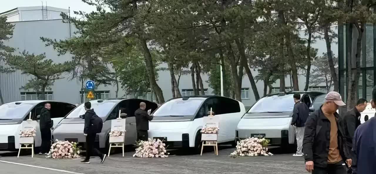 理想MEGA集体交付仪式！谁说这车没人要了？
这或许就叫喷的人不会买，买的人不