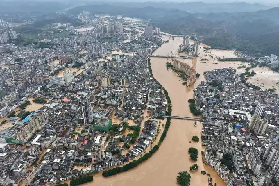 持续关注广东省肇庆市怀集县怀城街道出现洪峰水位，已经超过警戒线啦，这次洪水泛滥比