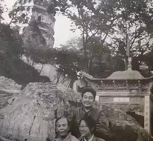 1965年，青岛，贺子珍与女儿李敏及孔令华在一起，笑容灿烂，留影，永恒的回忆！