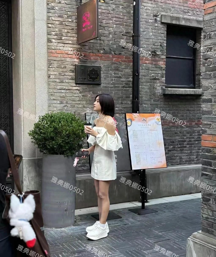 陈妍希本人没有网上说的那么漂亮女神，个子小小的顶多算得上清秀
