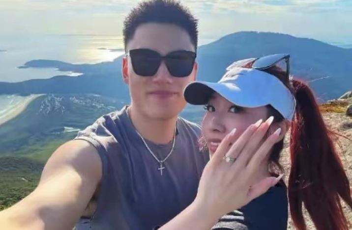 上海男篮双子星李花兄弟在事业与生活上可谓双丰收。李弘权于休赛期浪漫地收获了真爱，
