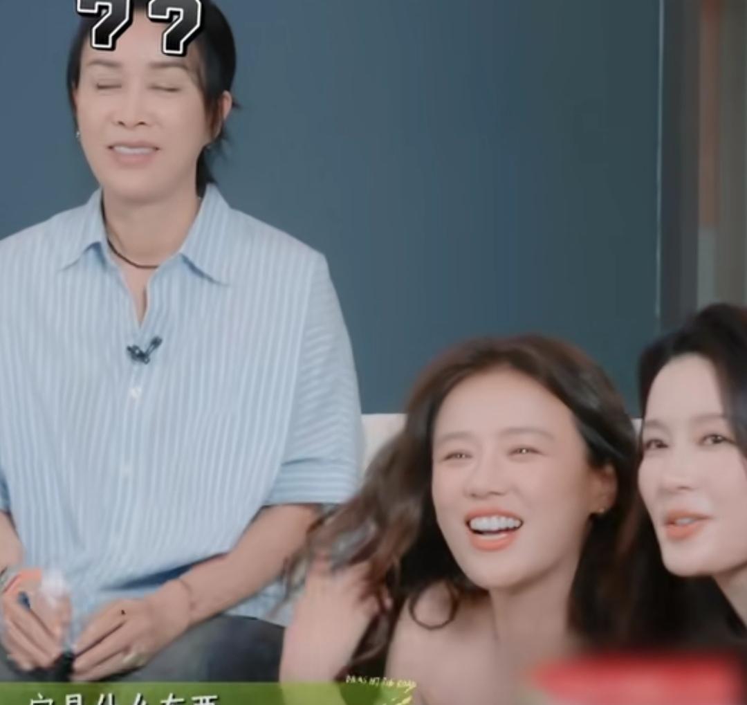 张晚意想给马思纯用的抹脸的是维E乳，李沁看到后直呼张晚意很朴素，李沁问张晚意：“