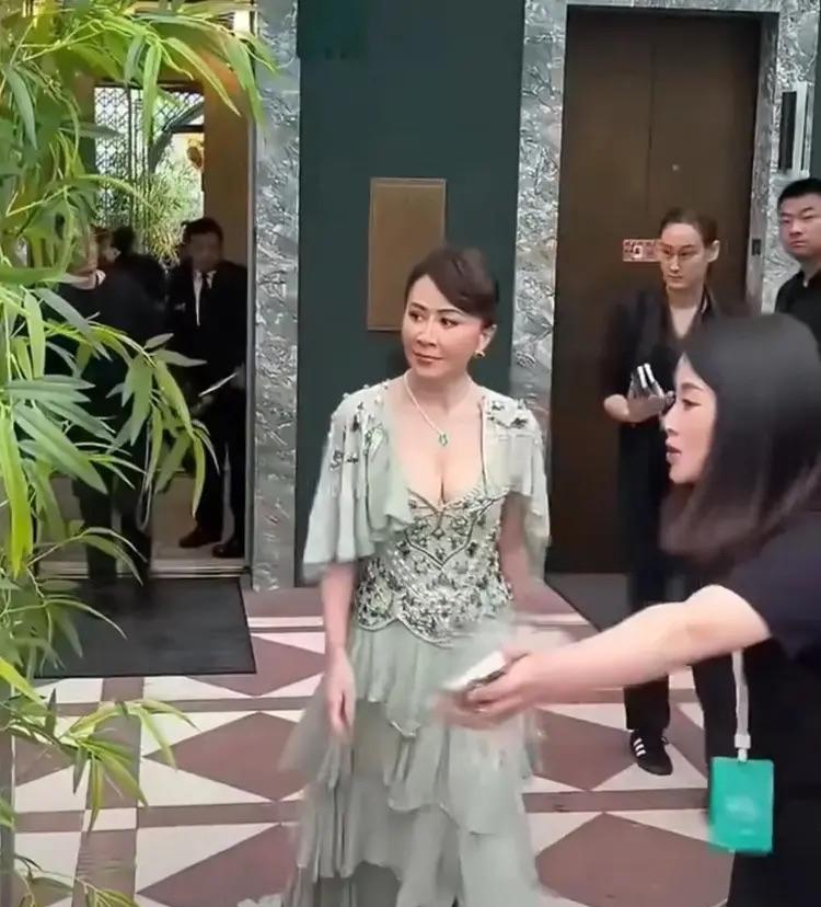 刘嘉玲性感亮相杭州！59岁的刘嘉玲造型抢眼，一袭绿色印花裙，胸口大口，秀出迷人事