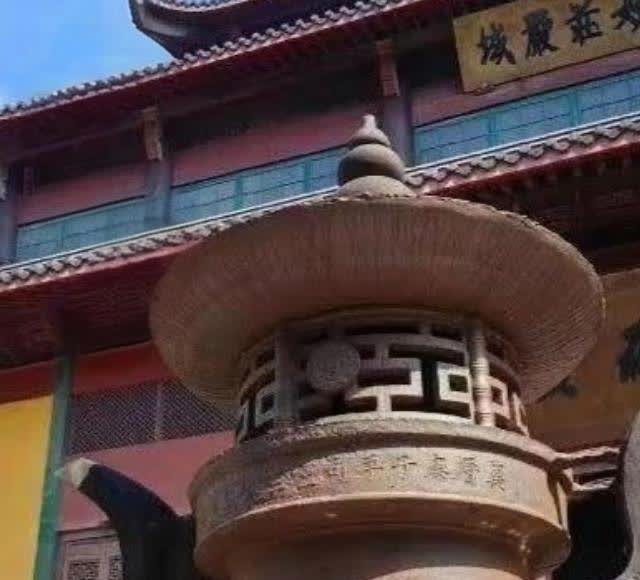 高考前，我和老公带着儿子去灵隐寺烧香。老公扫码捐了666块