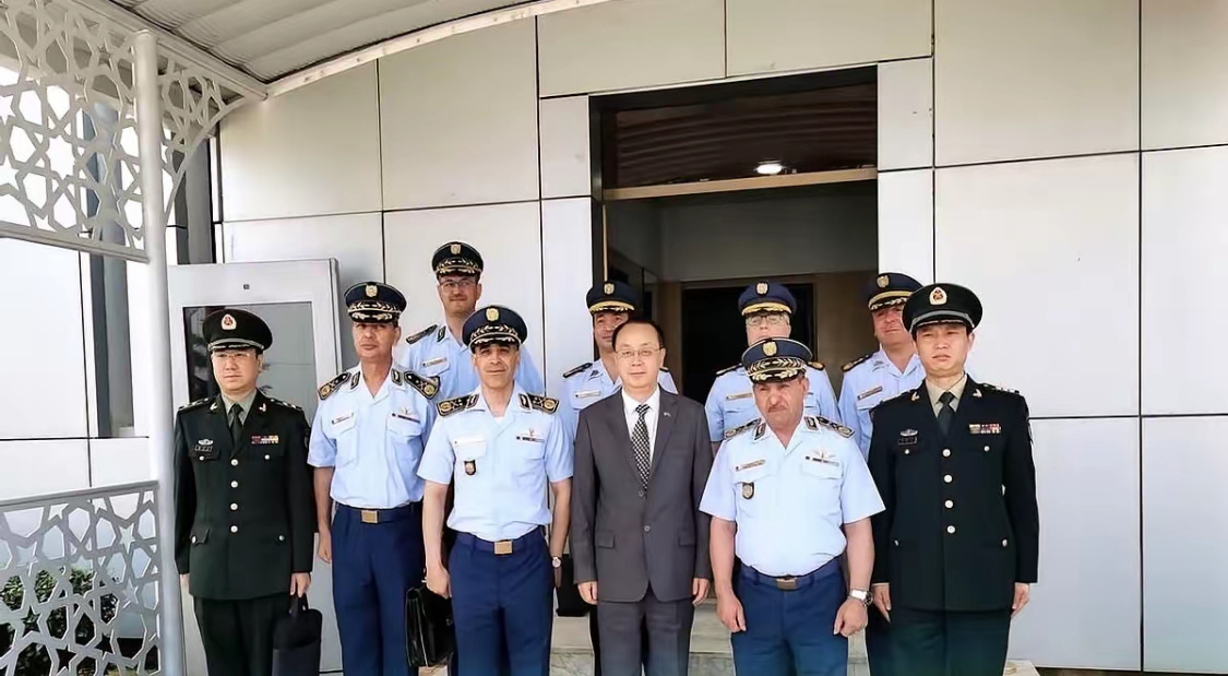 普京专机遇袭：几十架无人机围攻









天啊！几十架无人机，密密麻麻地