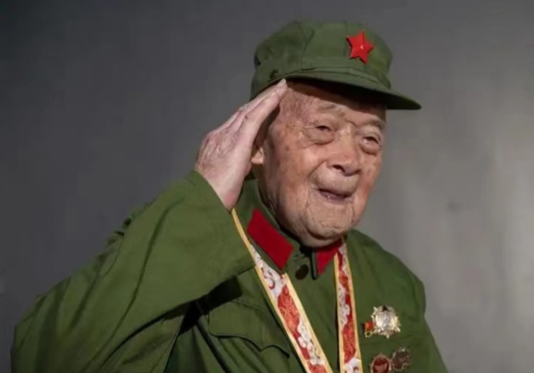 1952 年，朝鲜战场之上，蒋诚一人歼敌四百有余，立下赫赫战功。复员归家后，却因