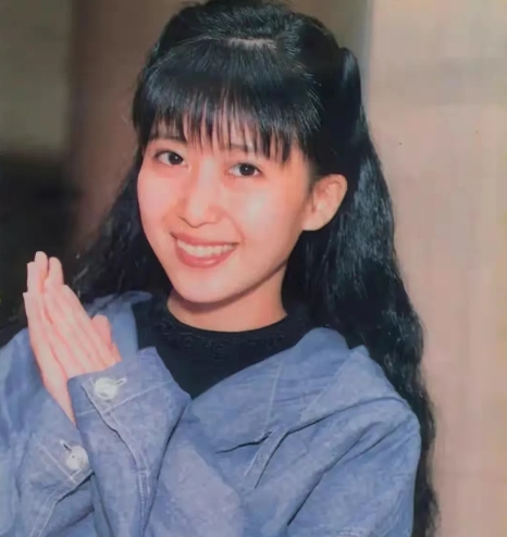 1995年，台湾爆红的歌手孟庭苇，接到了央视春晚的邀请，请她演唱《风中有朵雨做的