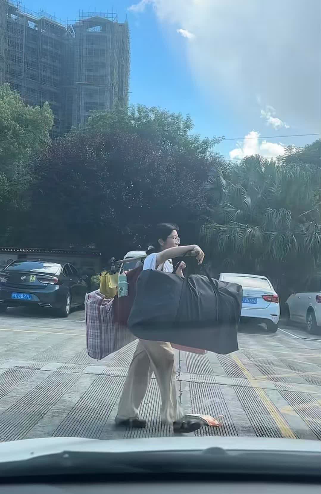 好心办坏事？油茶店老板给扁担女孩提供工作 却因12元时薪被骂黑心
