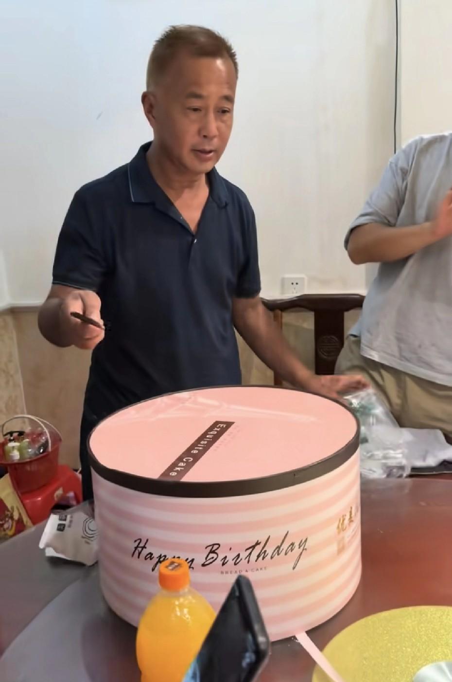 沈巍竟然今天给自己染发成一个黄毛老头，这转变也太大了。
因为今天是教师节，中午的