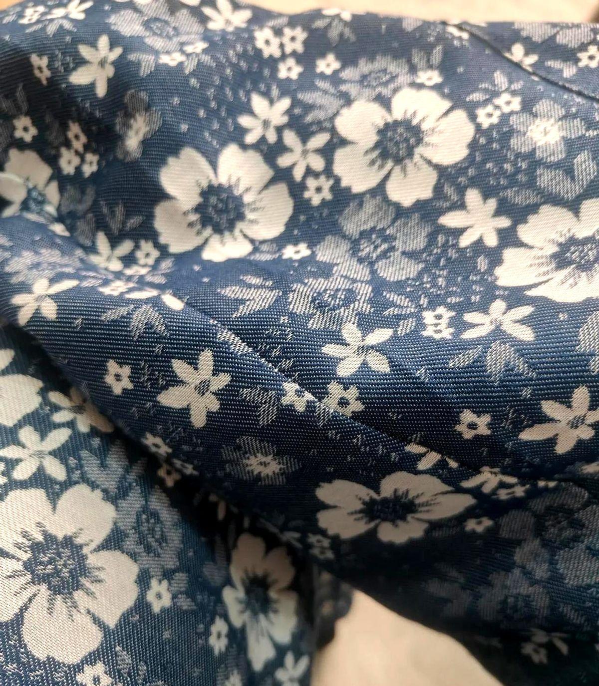 我这是奶奶裤
这倒是一个新名词啊
今天穿了条花裤子去接娃。
夹子音姐姐看到我的第