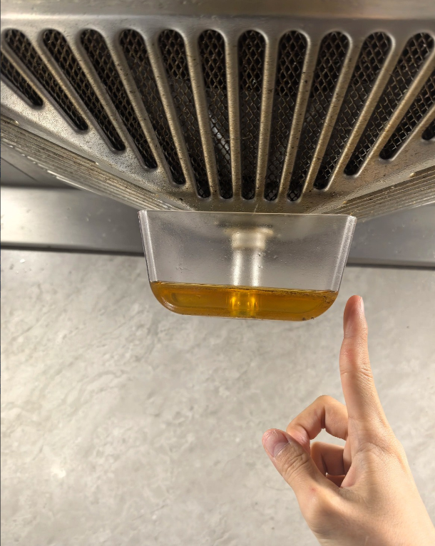 救命！发现婆婆偷偷干这事我整个人都懵了，她居然把油烟机接油盒里的油倒出来炒菜！前