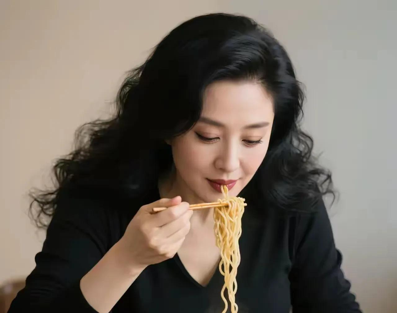网上这段话说的太好了：“一个家庭，光靠一个人努力，是过不起来的，而是需要两个人共