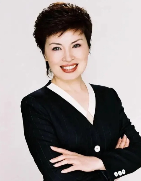 1998年，《新闻联播》开播在即，李瑞英突然接到电话，儿子意外坠楼。她强忍着痛苦