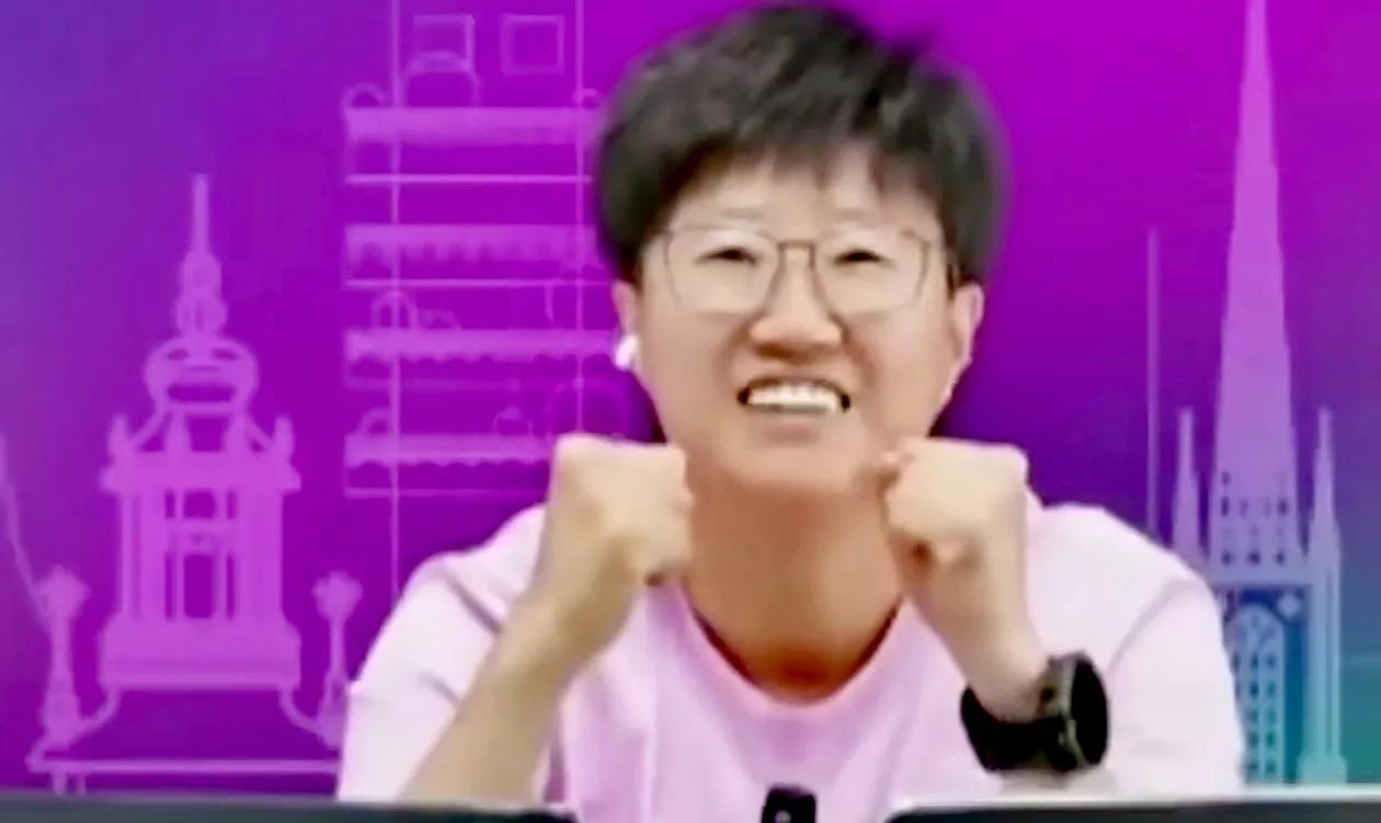 郭焱对小石头的点评相当出彩。
“哇—太精彩了！”郭焱高高地举起双手，紧握着拳头说