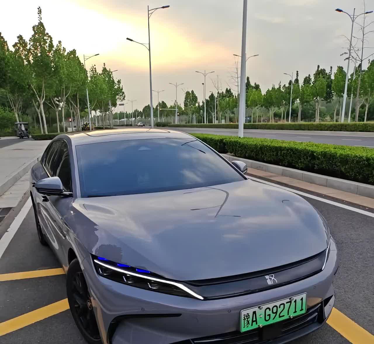 小家庭第一辆车选择了比亚迪汉，落地13万多，颜值高动力强，B+级的车身A级车的能