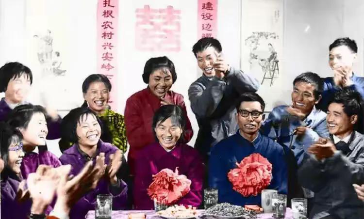 【老照片】一张当年知青婚礼老照片：1975年10月1日，下乡在黑龙江爱辉县四嘉子