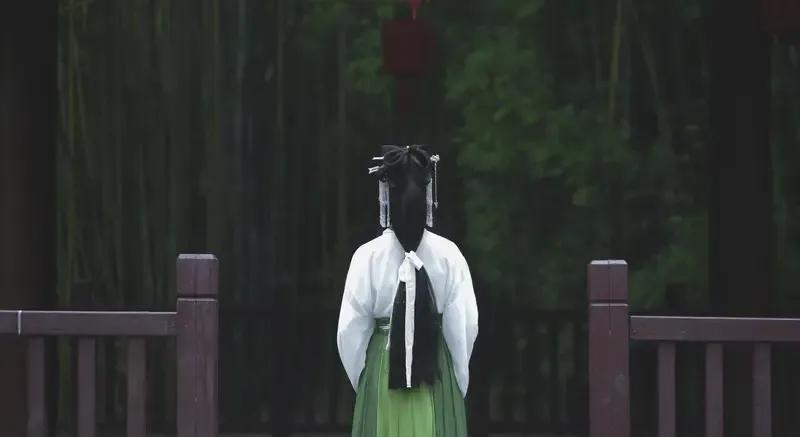 女子出轨，被儿子与儿媳无意间撞破，捉奸在床。
儿媳打电话告诉了正在外地打工的公公