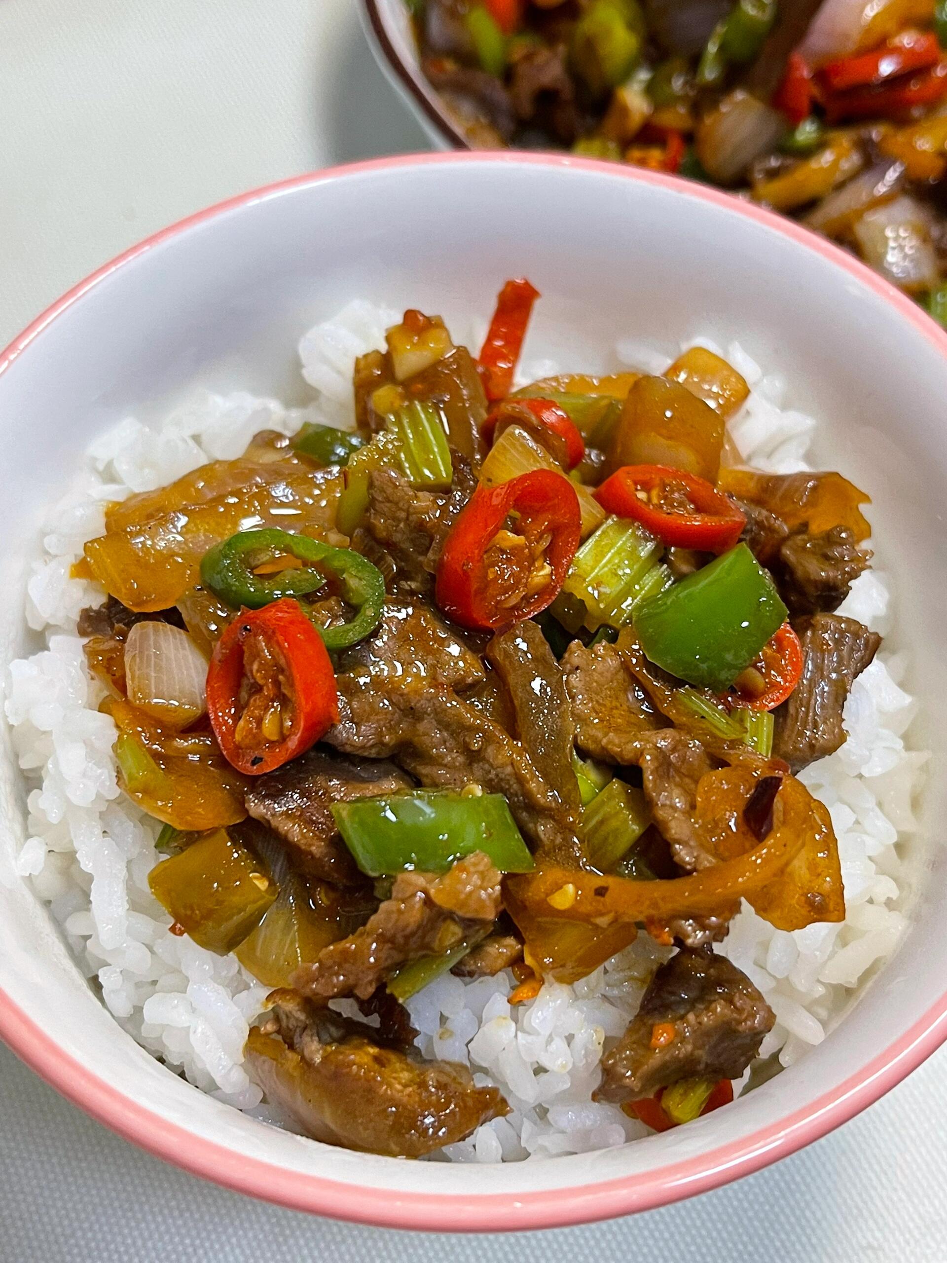 拌饭届天花板！迷倒干饭人！！
超级无敌好吃的辣椒洋葱炒牛肉，鲜鲜辣辣，碎碎的拌饭