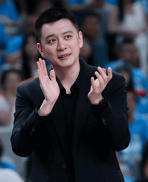 辽宁男篮主教练杨鸣谈球队轻取天津取得开门红，他表示：我们是一支全新的球队，人员流