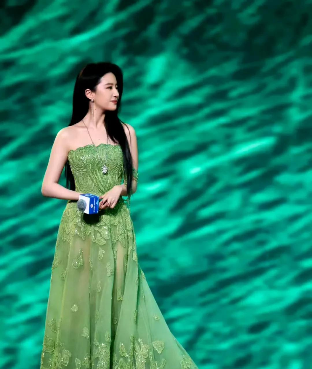 这裙子美不美一？让大家品评一下。