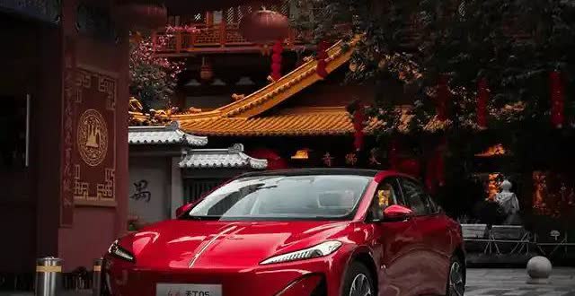 不算不知道，汽车界简直炸锅了！！
2025年新能源汽车补贴调整如下：
买15