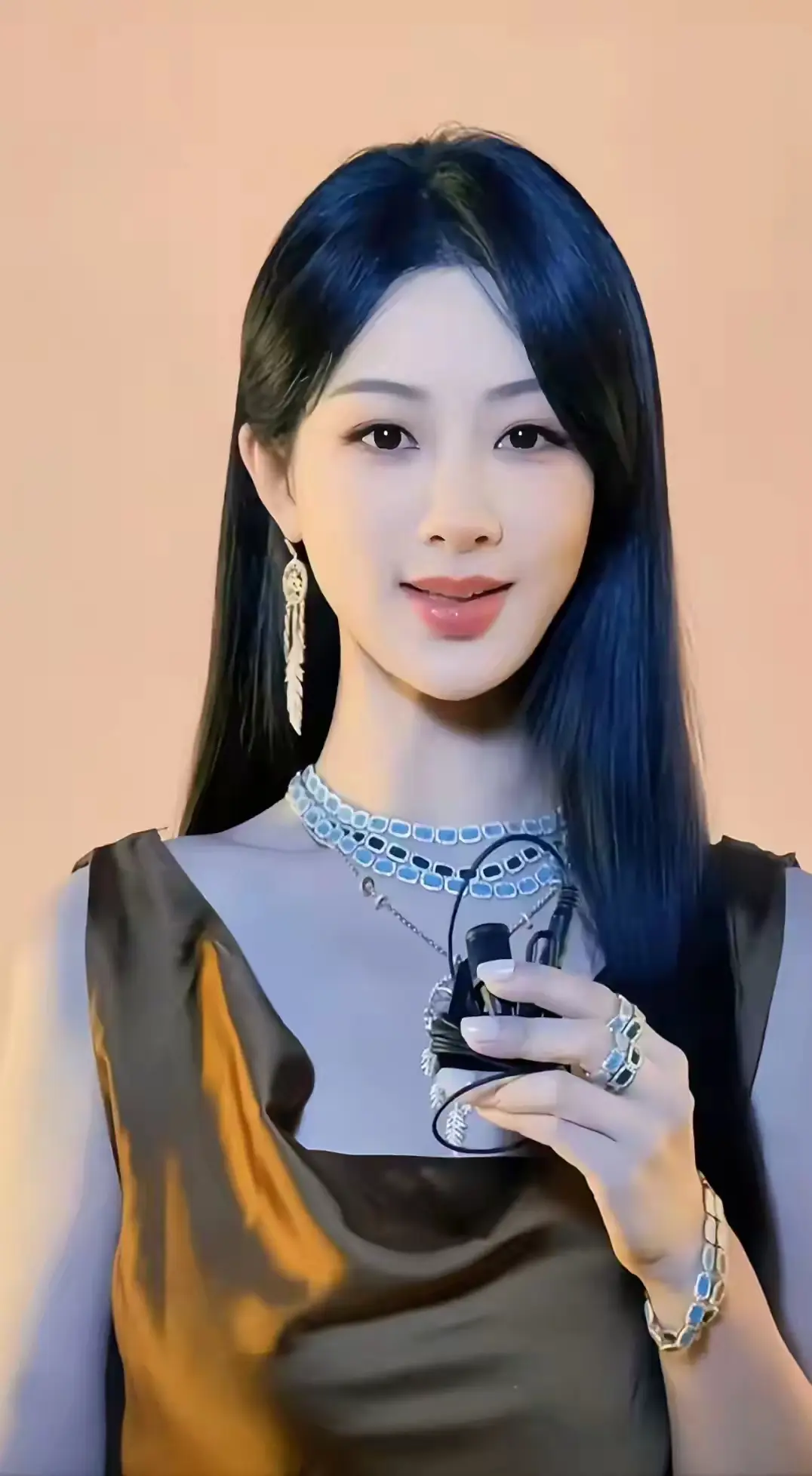 终于知道杨紫为什么不谈男朋友了？！
并不是因为工作太忙了，
也不是因为她对另一半