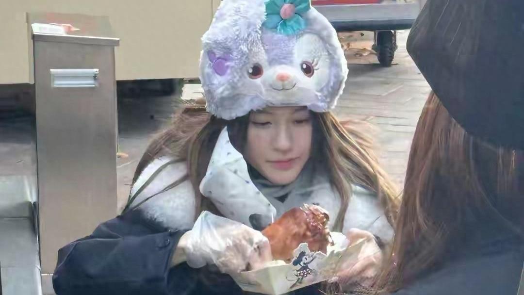 上海迪士尼偶遇赵露思：生图能打还是真人生图更惊艳？