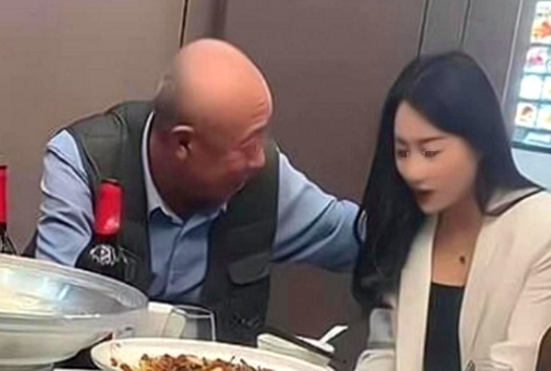 白嫖成功？

天津，一大爷见照顾自己的保姆年轻漂亮，便对她说如果保姆嫁给他，可以