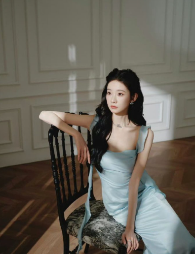 谁懂张艺凡的身材！蓝色裙装勾勒曼妙曲线，波浪裙带设计尽显优势，花园背景氛围感拉满