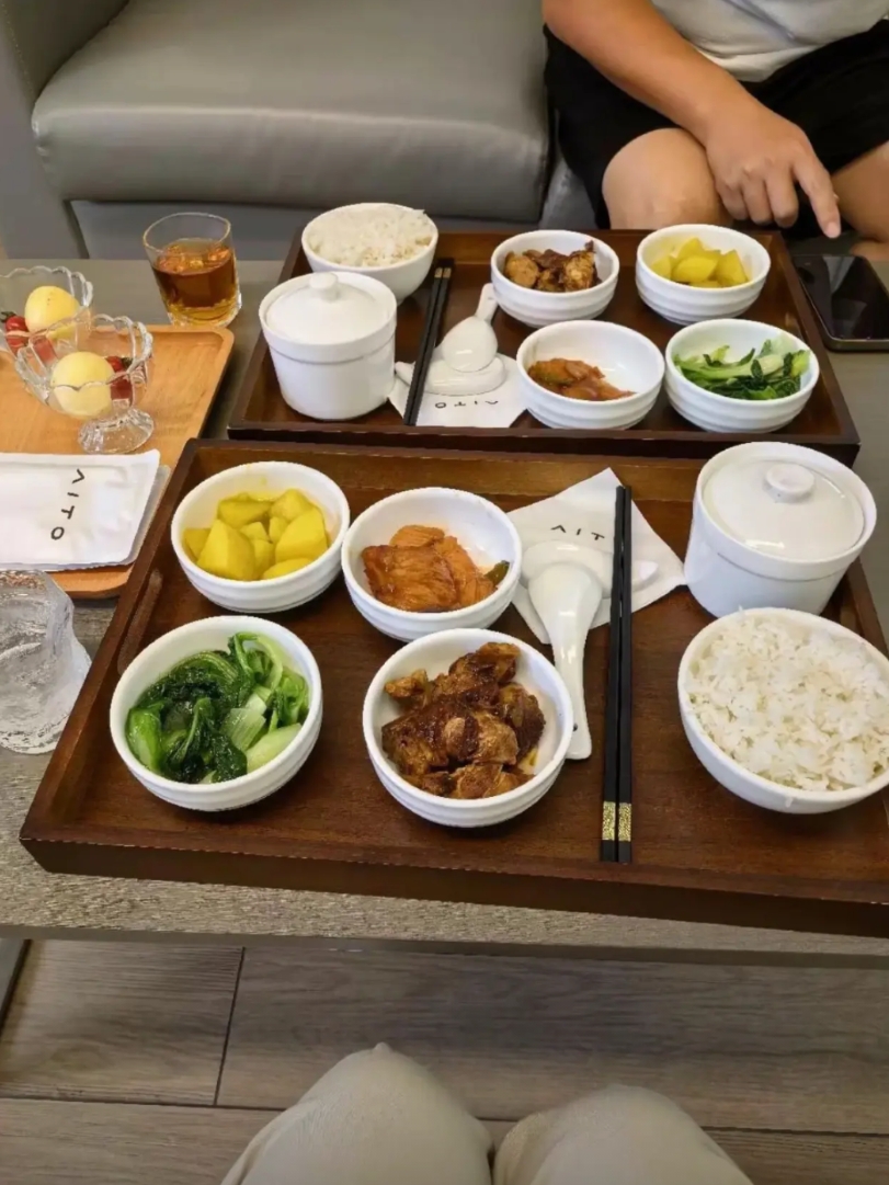 袁老师说问界大酒店以后会更好
客户到店后不仅能吃饭洗车，还能做美甲、健身、瑜伽、