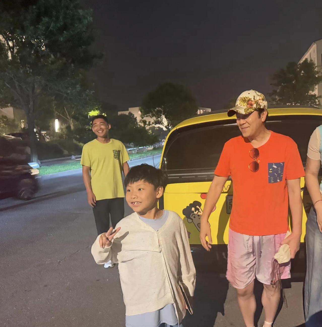 不化妆不美颜的蔡国庆，在现实生活中，其实挺年轻帅气的，看他和粉丝的合影挺亲和的，