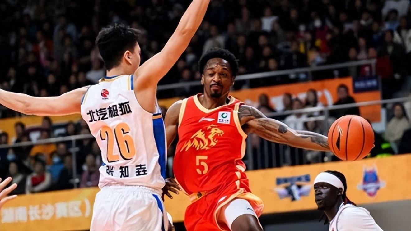 砍14分6板，却遭批评，京蜜：他好赖还有进攻，范子铭呢？