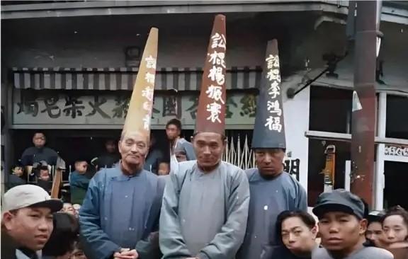 从这张照片儿来看 这是解放初期的批斗的真实现场 ，被批斗的人有偷笑 ，参加批斗会