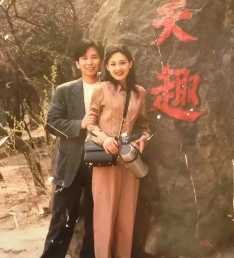 照片里的这位女士，早已经是家喻户晓的演员，你们知道她是谁吗？