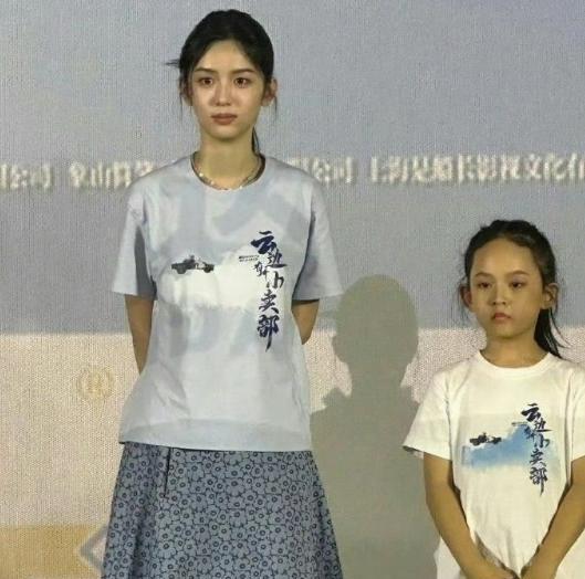 我的天奶，笑的我快直不起腰了。
某网友看到周也和小女孩站一起的照片，忍不住感慨：