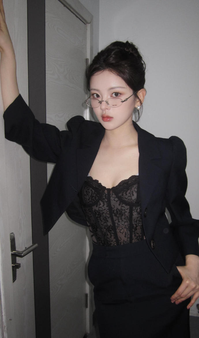 杨超越的黑色制服诱惑，是不是超nice的！ ​​​