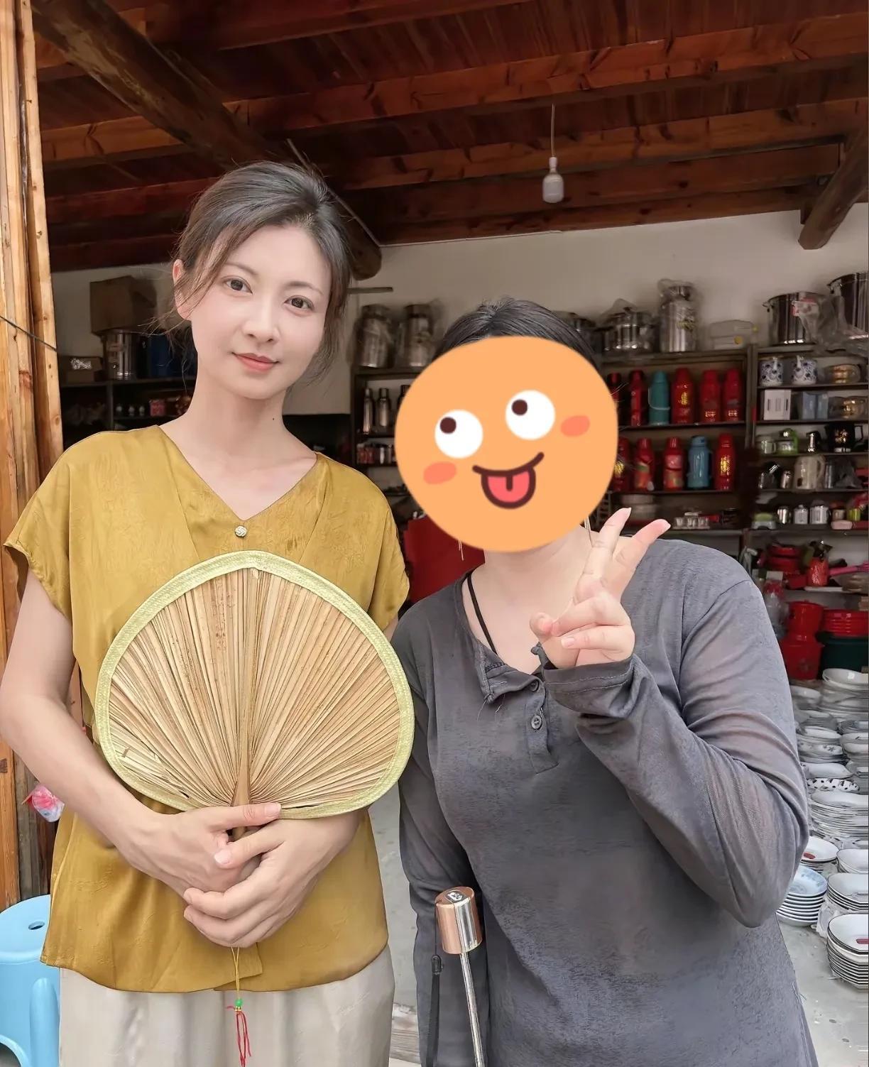 斓曦眉姐姐的气质是真的好，典型的古典美人，端庄优雅，哪怕是这种素素的大妈服穿在她