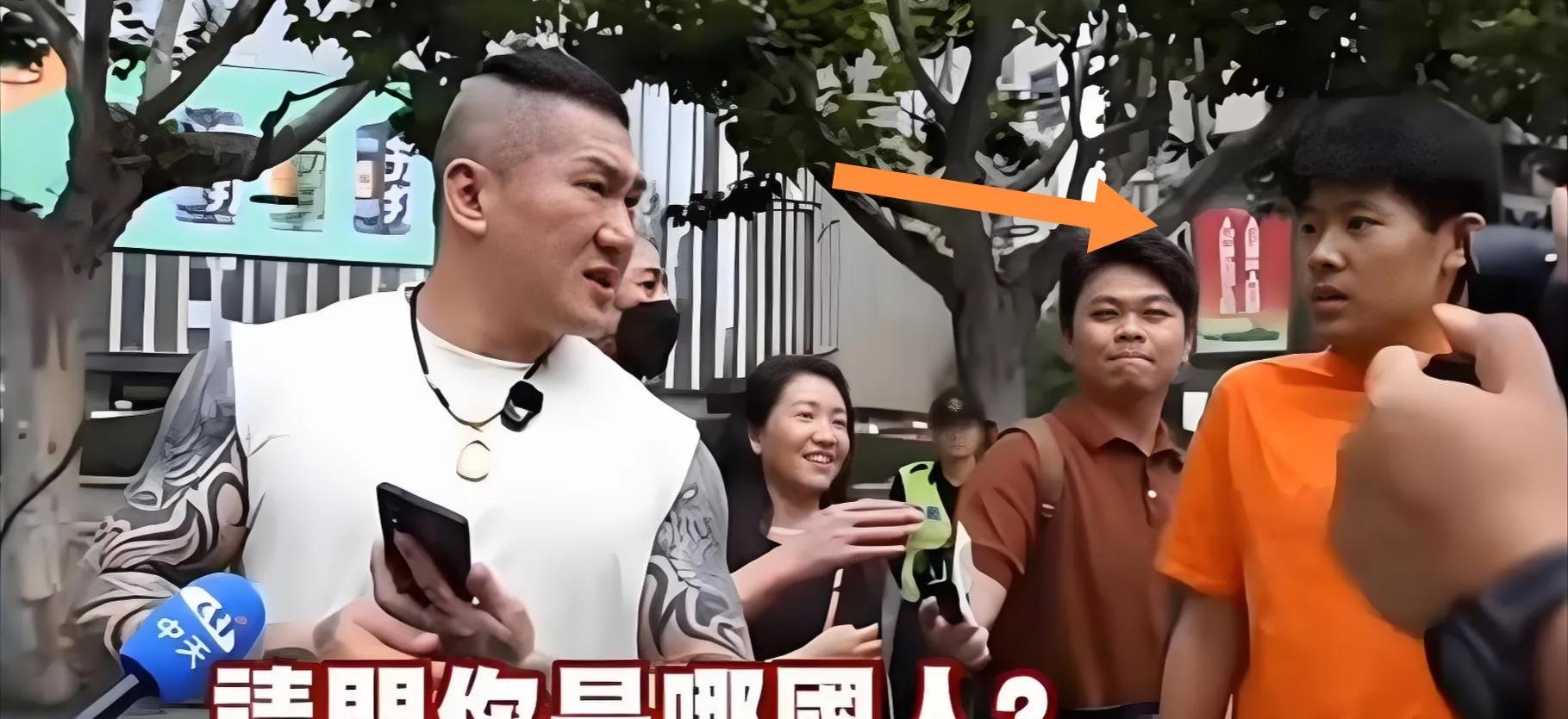 台湾网红馆长在上海街头直播，有个穿橙色衣服的男子过来打招呼，馆长礼貌性回了句“你