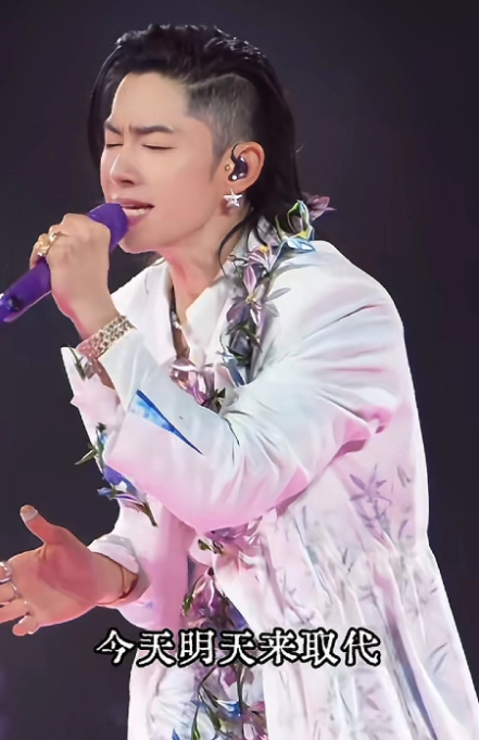 吴建豪给人一种很洋气的帅流星花园，以前最不起眼得美作，现在帅的一塌糊涂。感觉他这