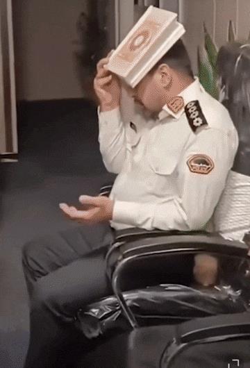 伊朗导弹部队发射弹道弹之后，呆在作战室里头顶着经书念经，祈祷他们的弹道弹可以准确