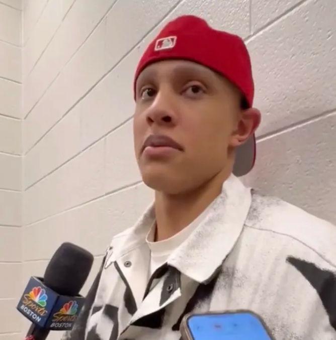 NBA常规赛，凯尔特人100-102不敌76人。
赛后凯尔特人球员乔丹-沃尔什在