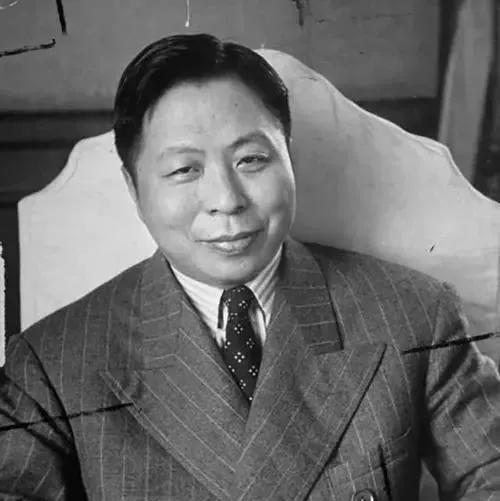 1952年，蒋介石过生日，请吴国桢吃饭，第二天还派一个司机送他回去，谁知半路上，