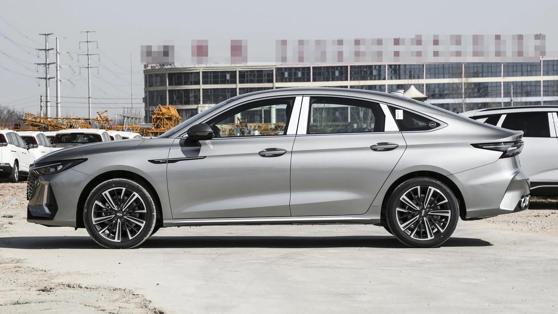 奇瑞造了台“神车”，外观像奥迪，内饰像奔驰，配2.0T，月销过万