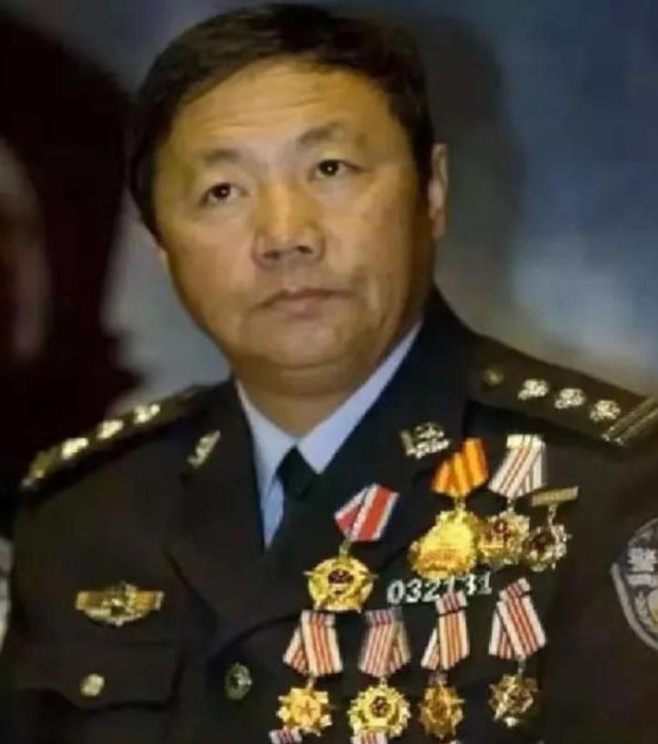 2003年，齐齐哈尔某酒店，突然发现11枚定时炸弹，排爆专家于尚清赶来，成功拆除