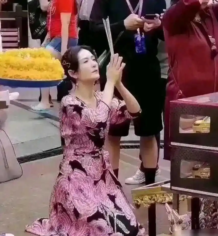 钱财名望她都有了，她到底还在求什么？？