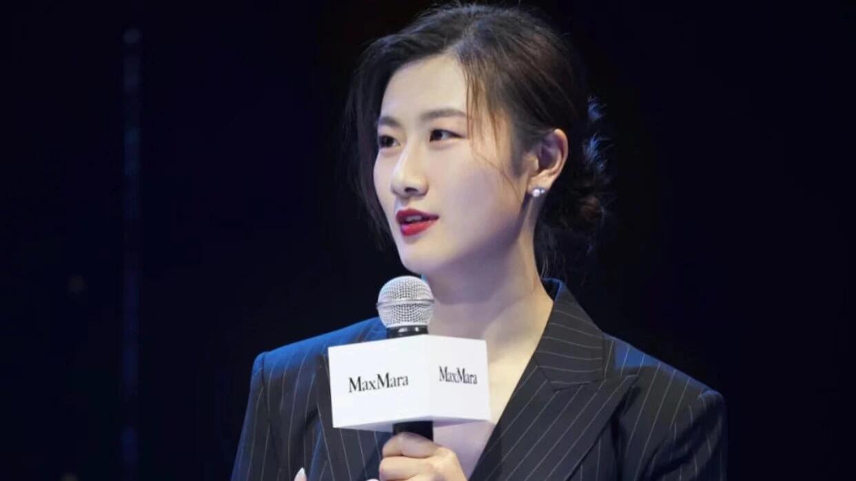 丁宁乒乓球教学：下蹲砍式发球技术详解