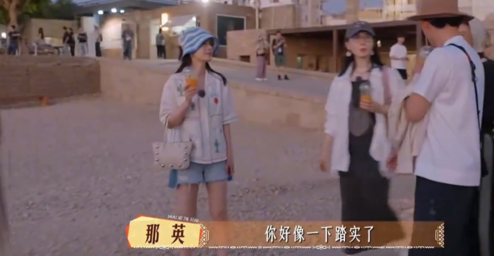 那英，张晚意，龚俊
呆呆地看着这一幕。
不由得想起一个人，
他也是
如此暖心周到