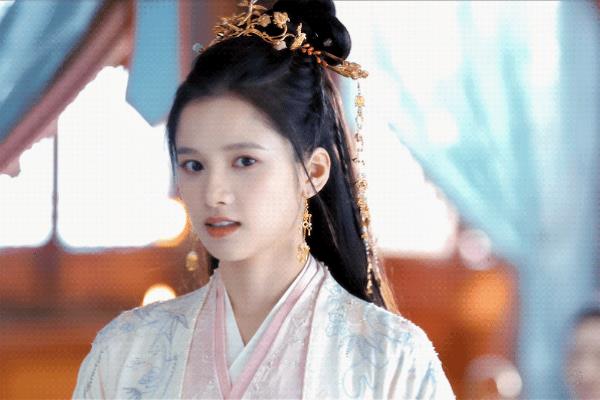播前谁都没想过吧，
藏海传这种大男主剧，
最出彩的是女主。
张婧仪抖音打戏视频一