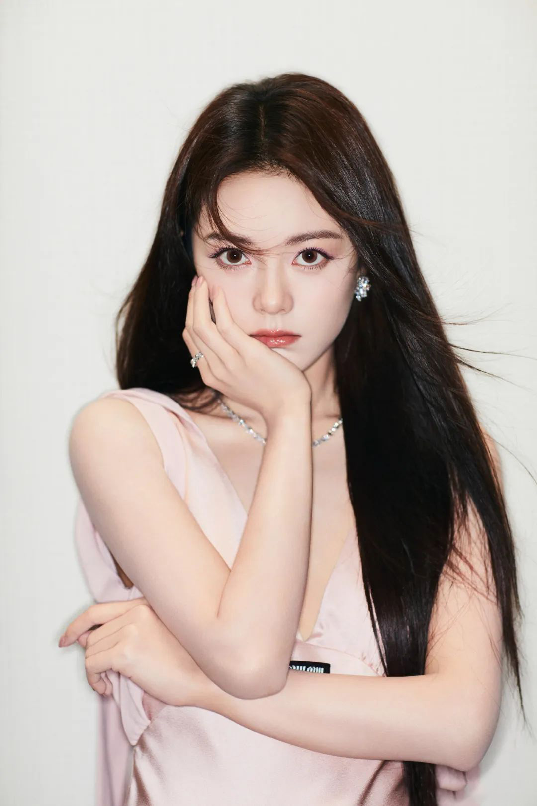 
赵今麦现身时尚芭莎，从邻家女孩到红毯焦点，身材气质逆袭太惊艳！